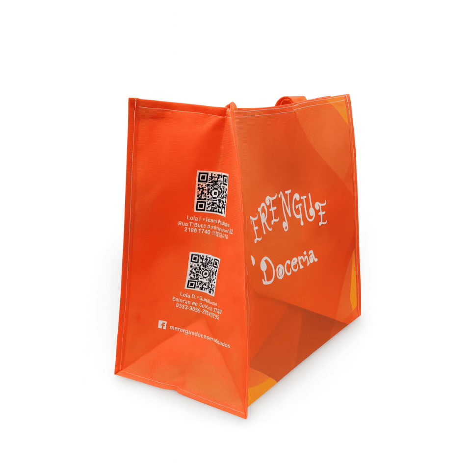 Conheça a nossa Sacola Grande Reutilizável Merengue Doceria! 🍊✨ Perfeita para o dia a dia, ela é ideal para levar suas compras da Merengue — bolos, salgados, doces, sobremesas e muito mais — além de ser ótima para feira, supermercado e qualquer outra necessidade. Fabricada em material super resistente, suporta o peso das suas compras com facilidade, mantendo tudo bem acomodado e seguro. Além disso, é linda, moderna e sustentável, ajudando você a economizar e reduzir o uso de sacolas plásticas. ♻️ Garanta já a sua e aproveite essa praticidade no seu dia a dia! 💛🛍️