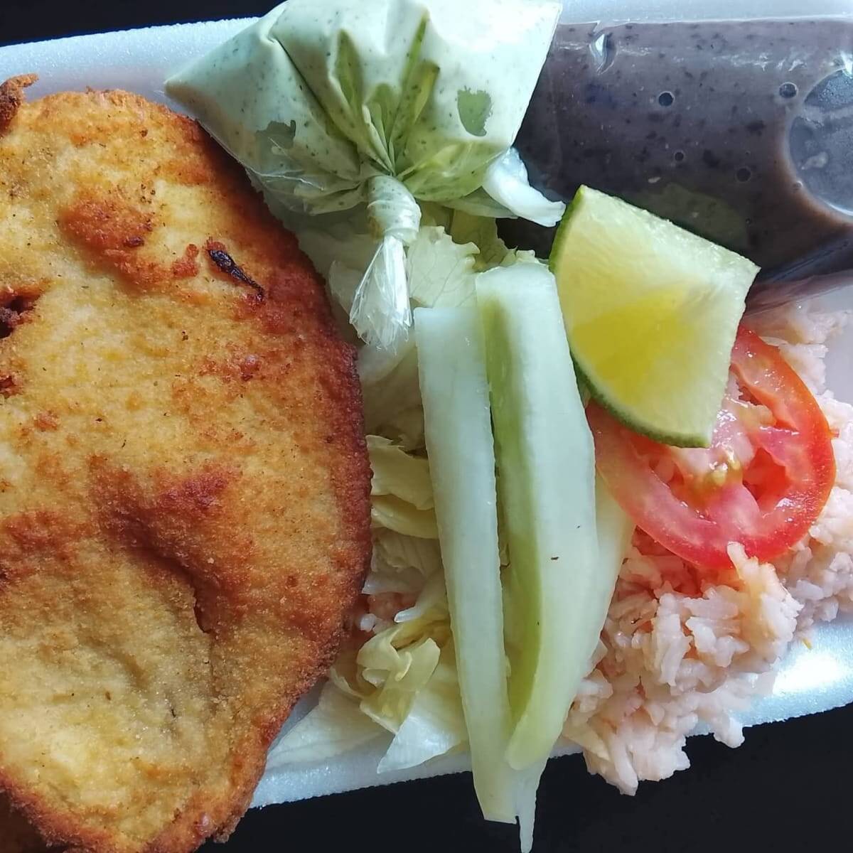 Empanizado con Arroz y Frijol Media