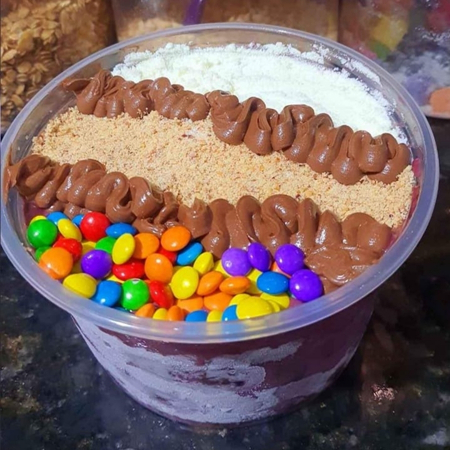 Explosão de Sabores e Qualidade! Na Manuella Açaí & Cia, seu açaí chega geladinho, cremoso e pronto pra te refrescar! Nosso pote de 1 litro é perfeito para matar a vontade de verdade, seja sozinho ou pra compartilhar. Peça agora no ifood e receba rapidinho essa explosão de sabores e qualidade direto na sua casa!