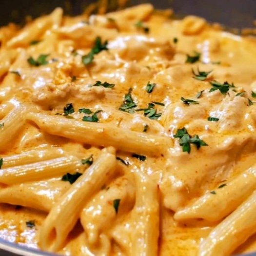 Monte sua massa Penne ao molho rosé ( escolha seus complementos)