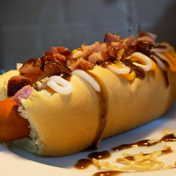 Pão, salsicha, carne moida, cheddar,Catupiry, cebola, tomate, milho, cenoura, ervilha, batata palha, pure, queijo maçaricado, barbecue, maionese (caseira)
