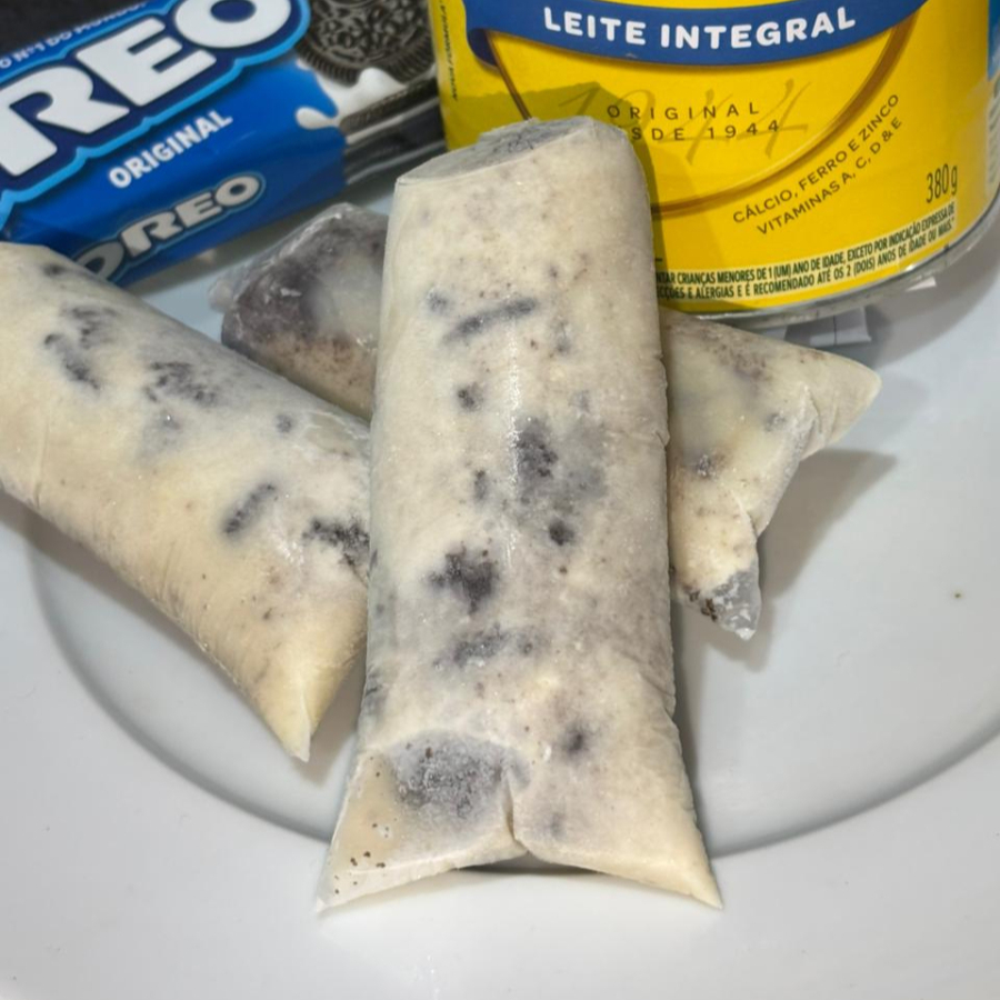 Geladinho gourmet artesanal sabor Oreo, cremoso na medida certa e com aquele toque especial de Oreo. Aproximadamente 120g de uma experiência deliciosa. Contém: Creme de leite, leite em pó, leite condensado, leite, liga neutra e Oreo.