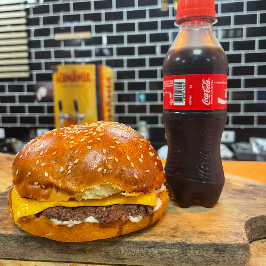 um smash de 70 gramas com queijo e maionese defumada, o famoso simples bem feito