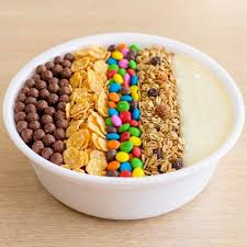 Gotas de chocolate, Granola, Leite em pó, Chocoball, Amendoim, Granulado e Leite condensado.