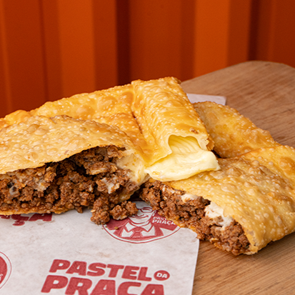 Pastel crocante recheado com carne moída bem temperada, bastante catupiry cremoso, com borda recheada de queijo mussarela.