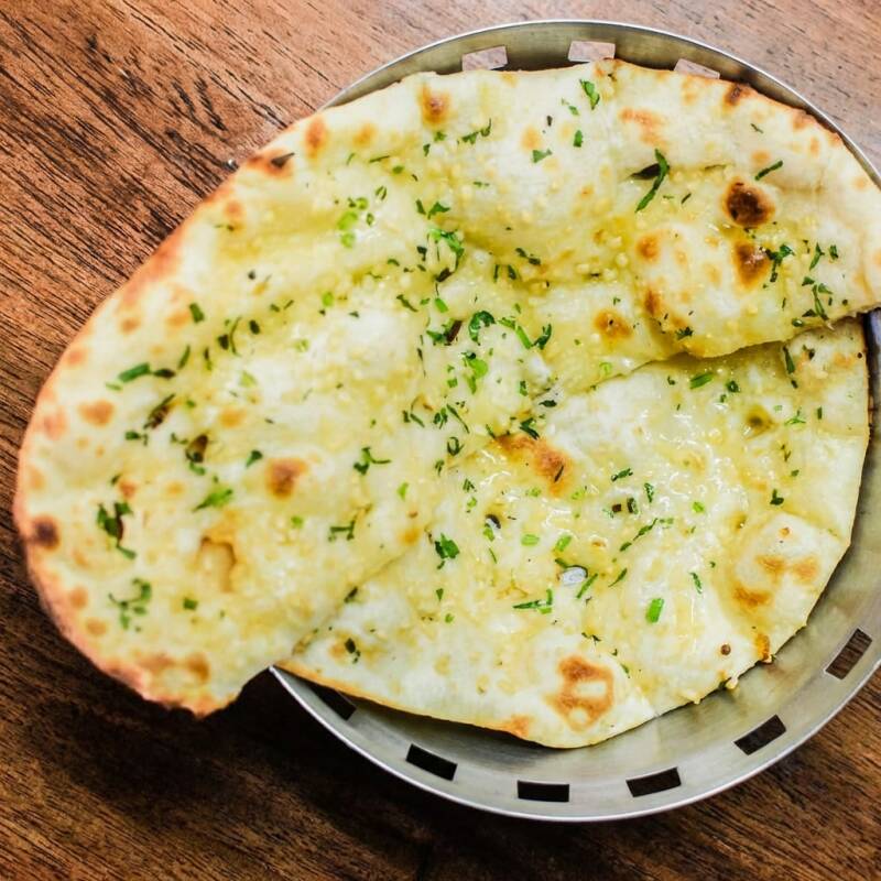 Pão indiano com queijo. (massa feita de trigo e iogurte)