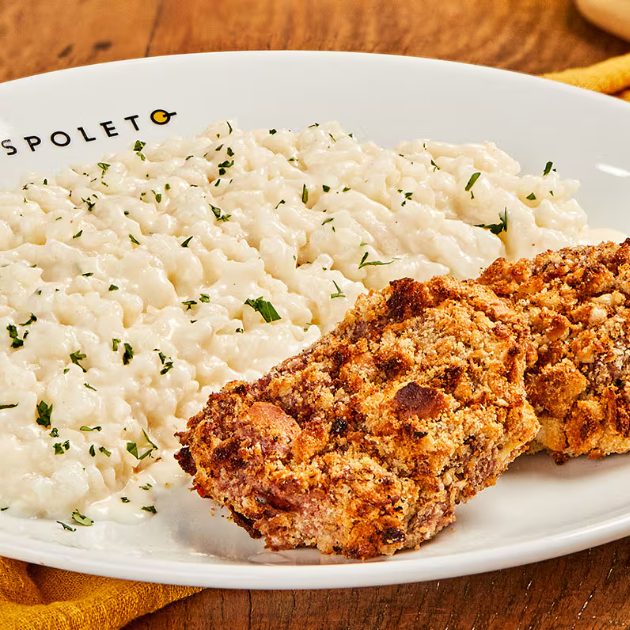 Risotto de arroz importado da Itália, ao molho de queijos feito pelo Spoleto com queijos frescos. Escolha entre Carne ou Filé de Frango, à milanesa ou à Parmegiana.