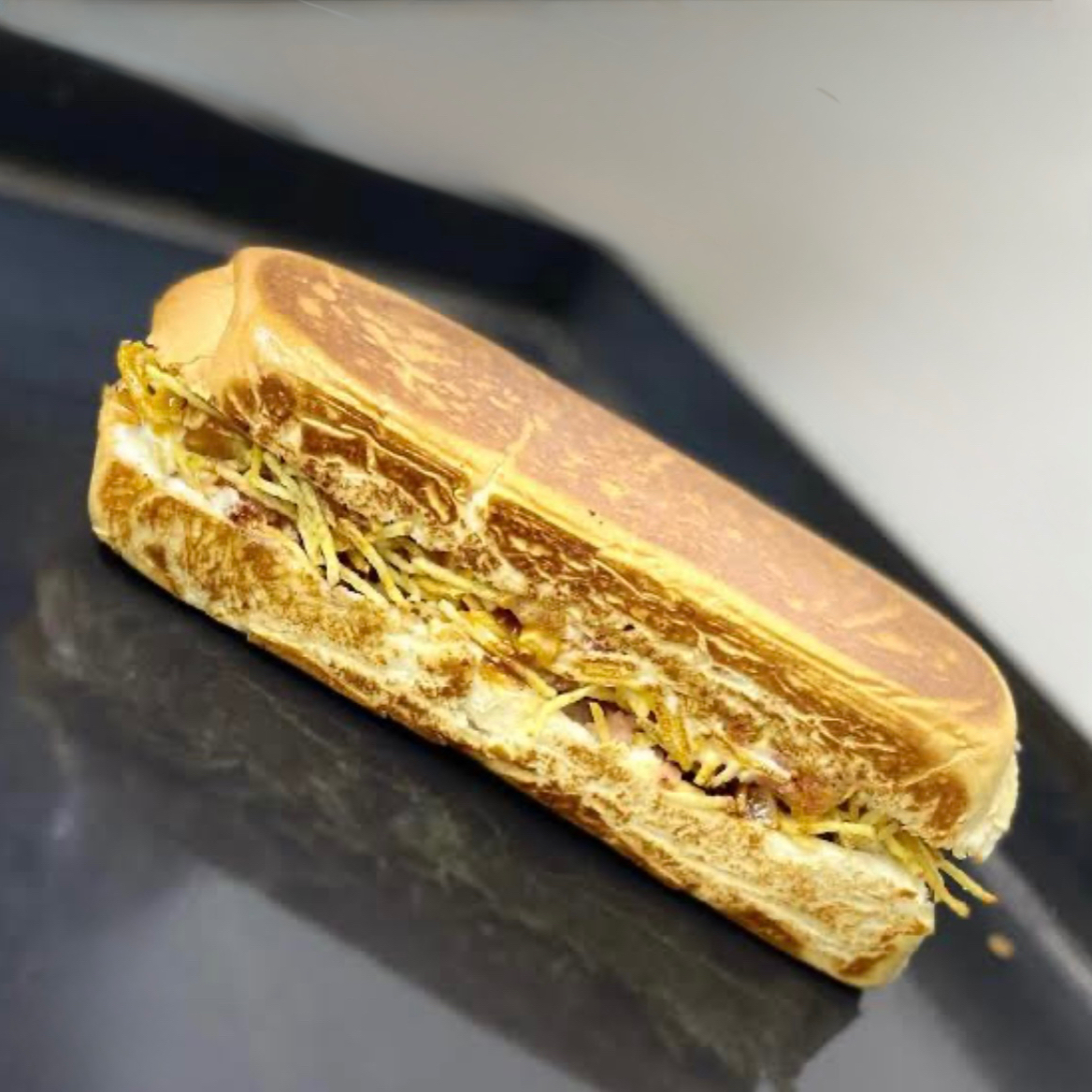 Pão tradicional de hot dog com 1 salsicha ketchup mostarda maionese barbecue cheddar catupiry milho vinagrete purê queijo ralado bacon e palha prensado