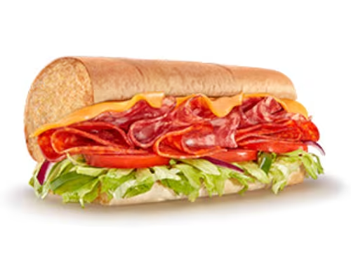 Mamma mia! Salada com fatias de salame e pepperoni