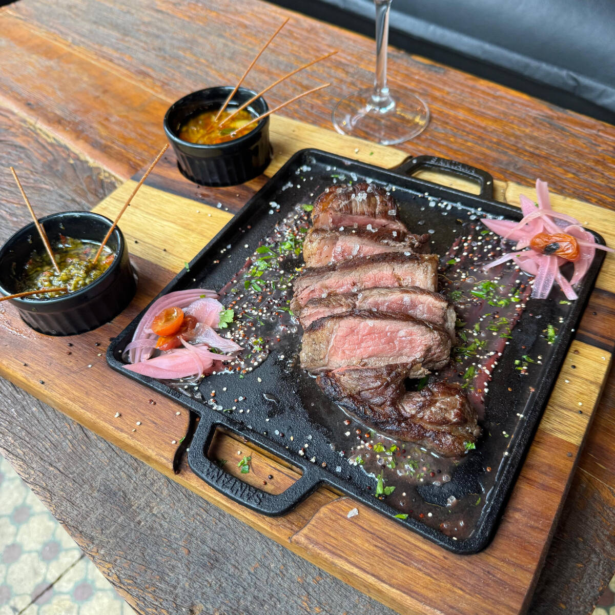 Um clássico que não pode faltar. Selecionamos uma Picanha de qualidade premium e a preparamos com a nossa técnica parrillera: fogo forte, sal de parrilla e nada mais. O resultado é uma carne macia, muito suculenta e com o sabor autêntico da brasa.(ponto: para garantir a suculência, a carne sai da brasa sempre entre ao ponto p/ mal e ao ponto. o calor da viagem finaliza o cozimento, fazendo o ponto subir naturalmente.)