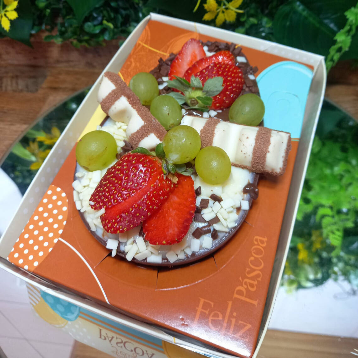 Feito com ingredientes nobres, esse ovo de colher é metade Ninho com Nutella e metade brigadeiro Belga, com Kinder Bueno e frutas na finalização. Pesando 480gramas