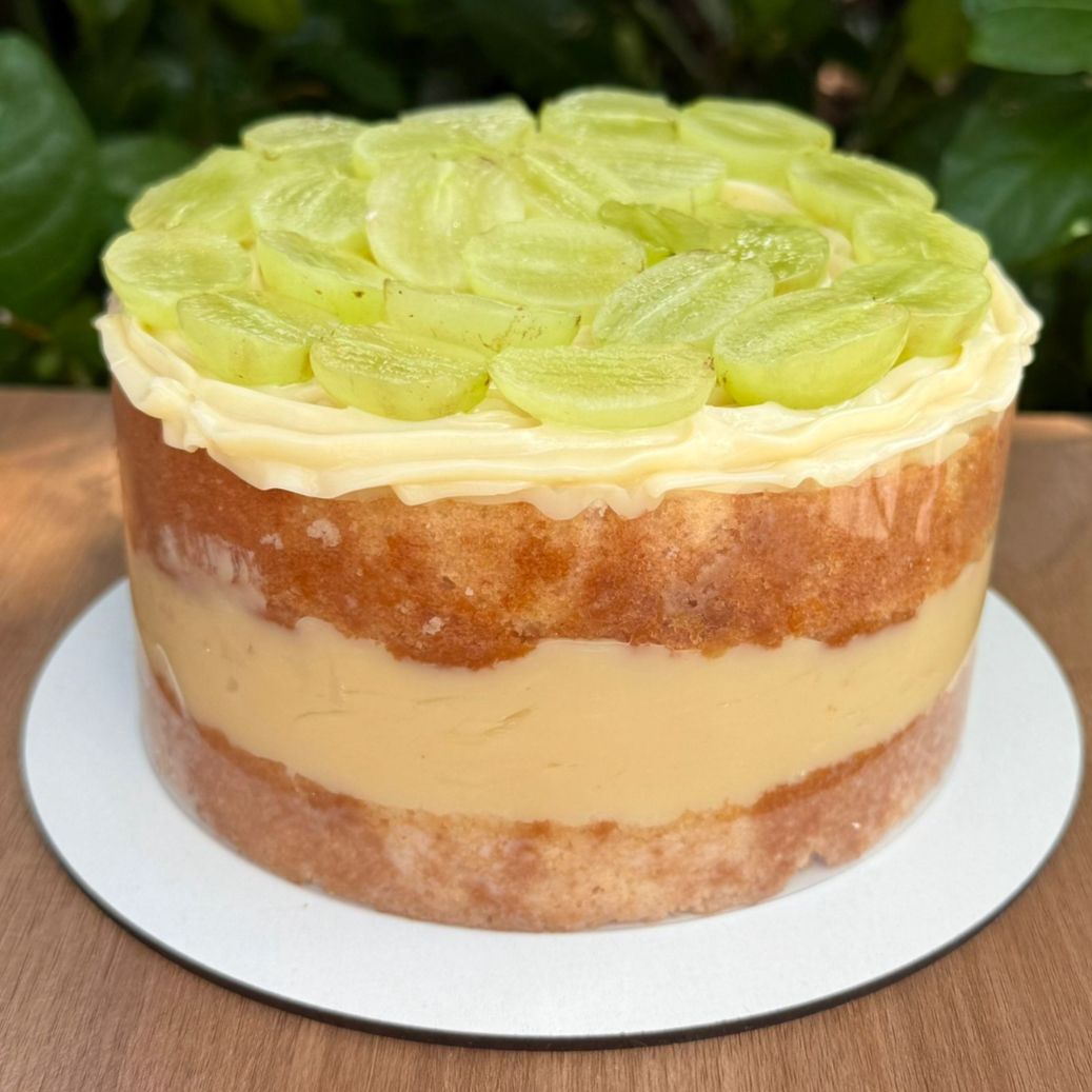 Bolo feito com massa de pão de ló de baunilha regada com calda de leite condensado e recheado com brigadeiro de Ninho cremoso. Sendo duas camadas de massa e uma de recheio cremoso. Não vai chantilly, vai envolto em uma tira de acetato o que possibilita molhar mais o bolo e preserva no transporte para que ele não "desabe". Ótima Opção par a Presente de Aniversário Bolo de Aniversario Bolo de Festa Bolo Confeitado Bolo Festivo