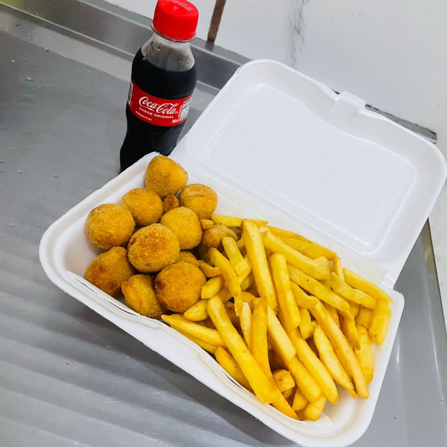 Um carinho em forma de lanche! Preparamos esse combo pensando no que as crianças mais amam: mini salgadinhos sortidos, batata frita douradinha e aquela Coca-Cola 200 ml geladinha. Perfeito para qualquer hora do dia.