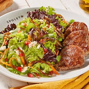 Escolha entre um dos nossos deliciosos grelhados acompanhado de salada + 4 ingredientes e molho à sua escolha.