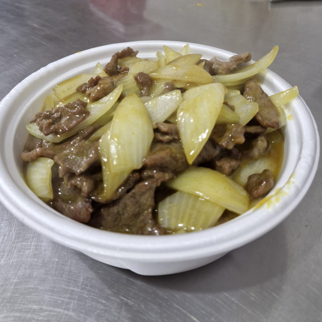 Carne fatiada com cebola ao molho curry levemente apimentado.