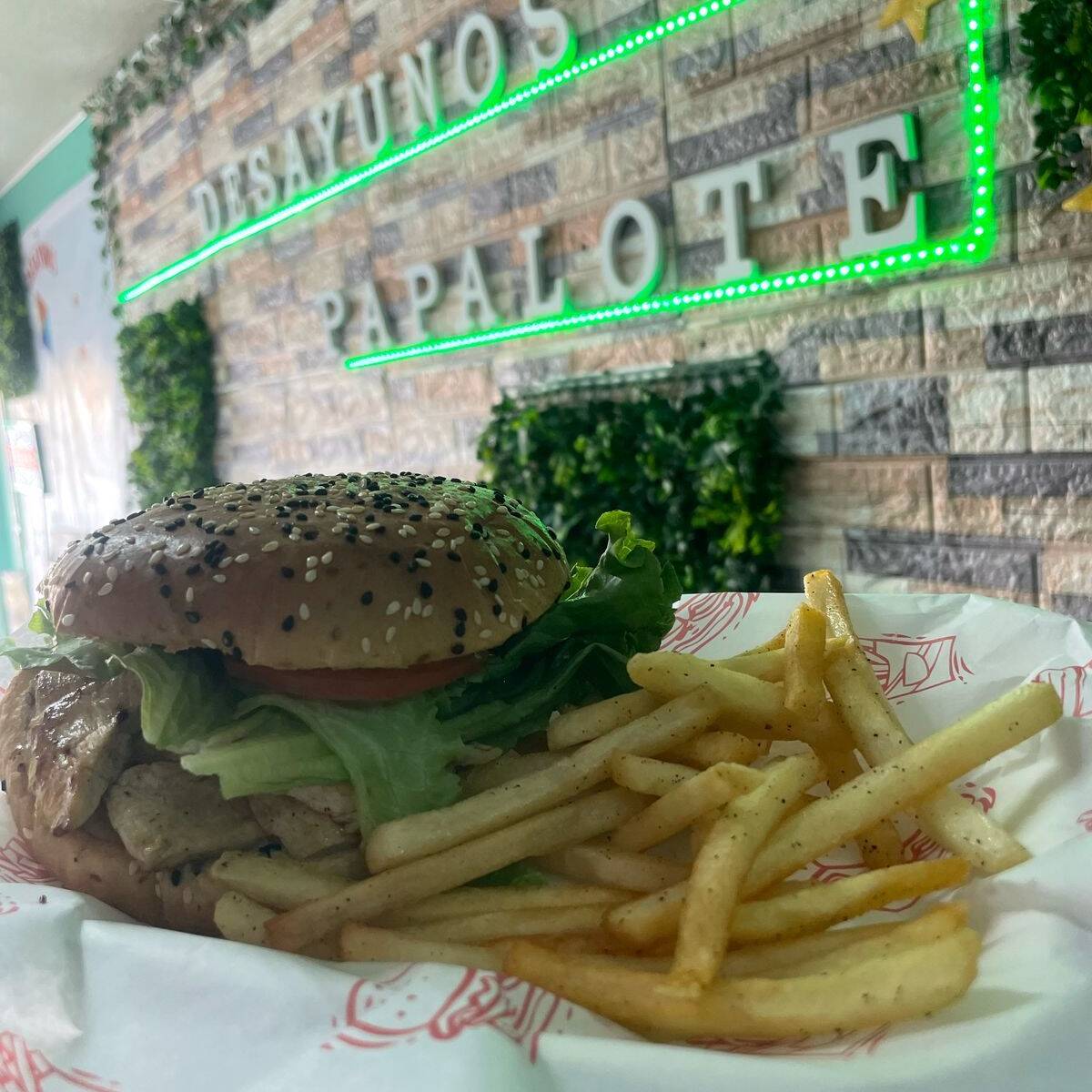 HAMBURGUESA DE PECHUGA DE POLLO CON PAPAS