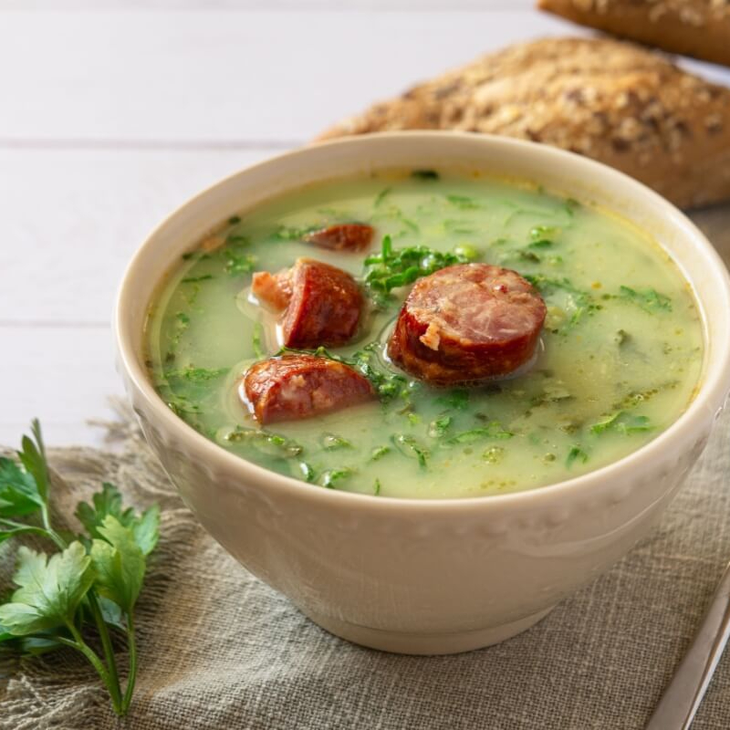 Caldo verde delicioso e caseiro! Feito com ingredientes naturais: alho, sal, cheiro-verde, linguiça e bacon em cubos, além da tradicional couve mineira. Sabor que aquece o coração!