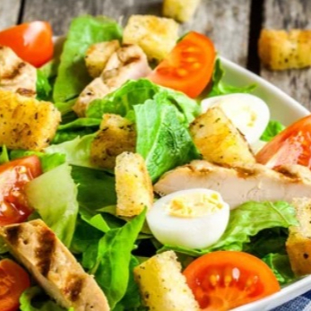 Alface americana, cenoura crua ralada, croutons, parmesão e peito de frango grelhado em tiras com o delicioso molho especial da casa feito pela nossa chef