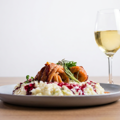 Risoto cremoso de queijos, servido com medalhões de frango envoltos em bacon e finalizado com redução de vinho tinto. Uma combinação marcante entre cremosidade, sabor e textura, com o toque especial da cozinha do Becco.