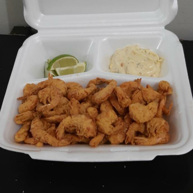 Porção equivale +ou- de 10a 12 espetos de camarão acompanha molho e limão.