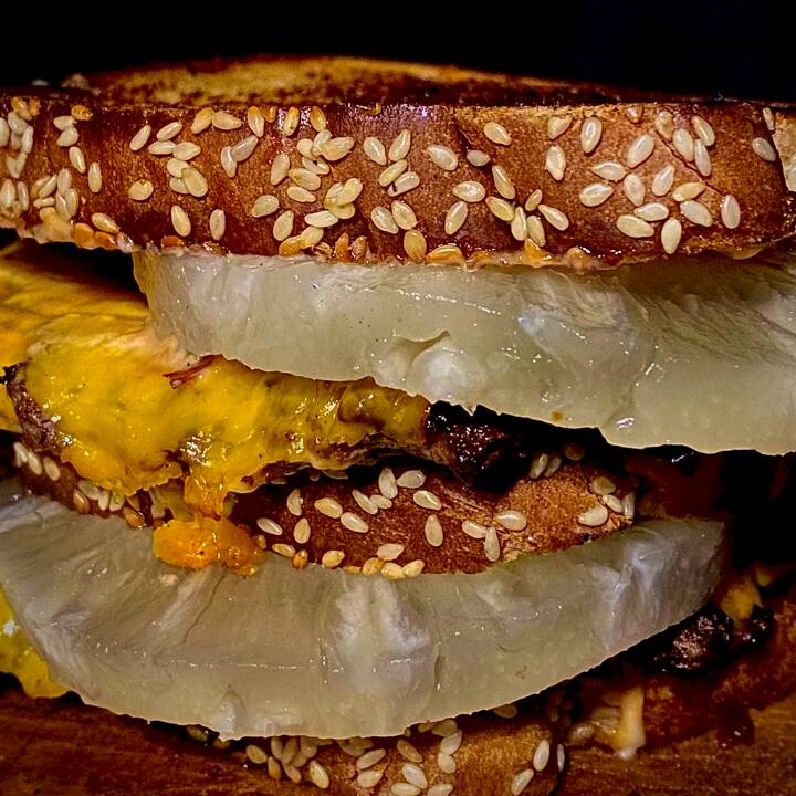 Sandwich Doble de Carne con Piña