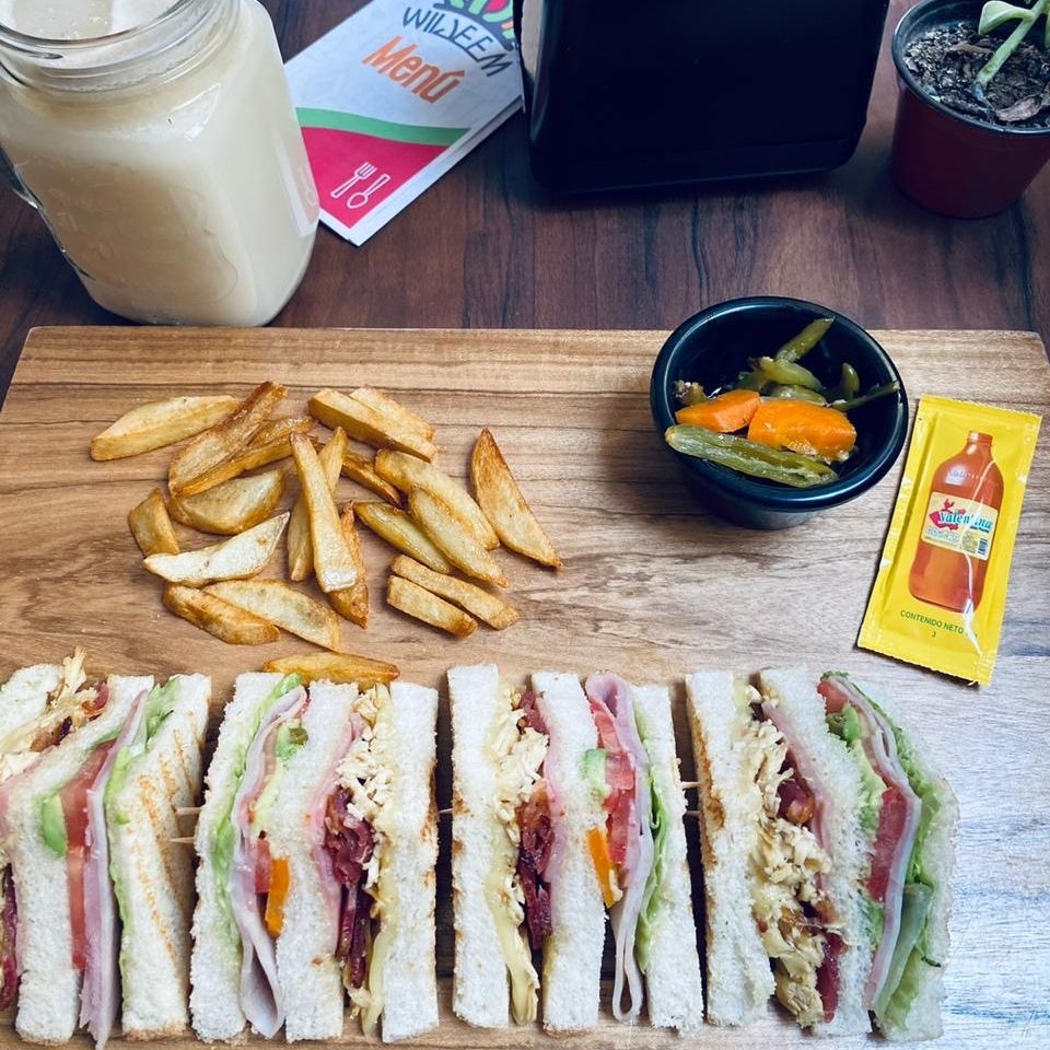 Club Sandwich + Agua del día