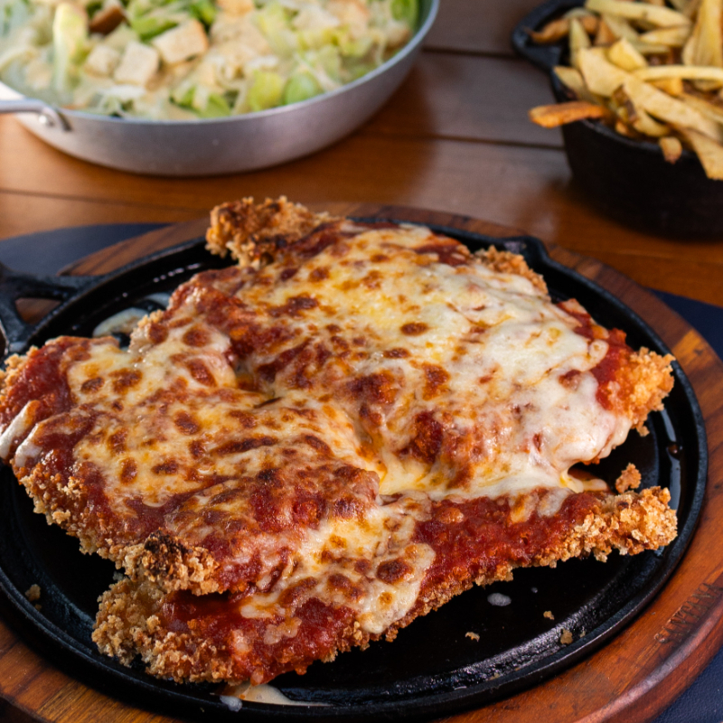 Acompanha arroz maluco, salada caesar, fritas