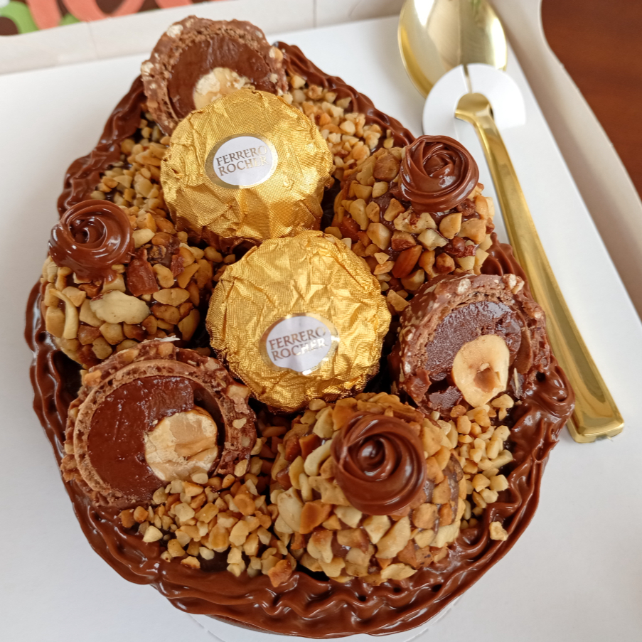 Presenteie nessa Páscoa com esse magnífico Ovo de Colher de Ferrero Rocher Premium, feito com casca de chocolate nobre ao leite, deliciosamente recheado com brigadeiro gourmet intenso, pedaços de chocolate nobre picados, Nutella, castanhas picadas, brigadeiros de Ferrero Rocher e bombons de Ferrero Rocher Original.
