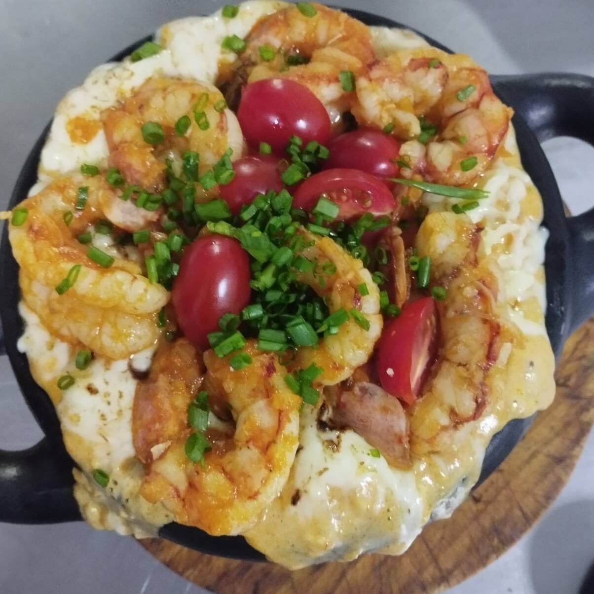 arroz, camarão, queijo e creme de leite.