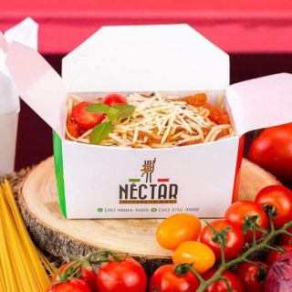 Macarrão espaguete ao molho pomodoro, acompanhado de Almondegas de Carne e gratinado com queijo parmesão e mussarela