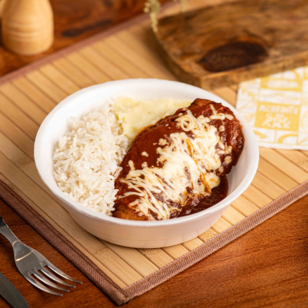Proteína à sua escolha empanada, com molho de tomate e coberto com uma generosa camada de mucarela derretida. Acompanha arroz branco soltinho e purê de batatas. Escolha sua proteína.