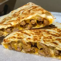 Mega Quesadilla Bistec + jamaica 500ml + papas