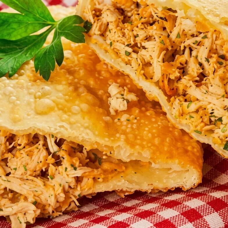 Delicioso pastel de frango desfiado temperado.