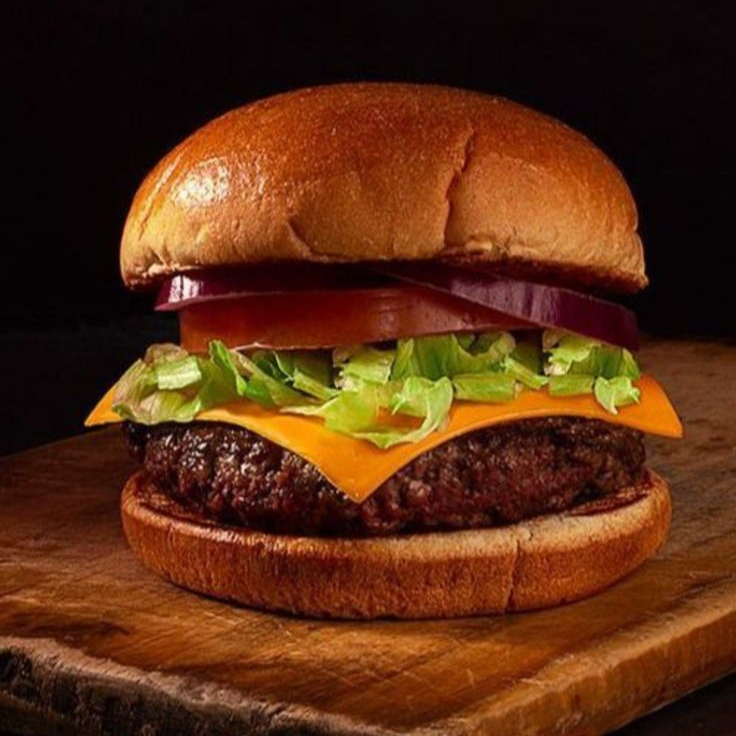 hamburguer, 2 ovos, presunto, mussarela, salada.