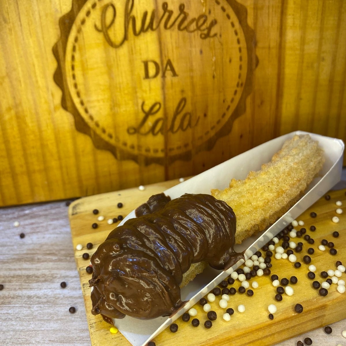 massa fresca, artesanal, feita todos os dias, bem fritinho e crocante, envolvido em açúcar e canela e um delicioso recheio crocante de Ovomaltine.