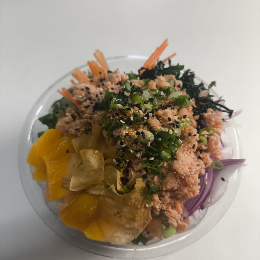 Salmão grelhado, shari, shimeji, cenoura, chips, sunomono, cebola roxa, couve frita, gergelim, cebolinha e uma fruta.