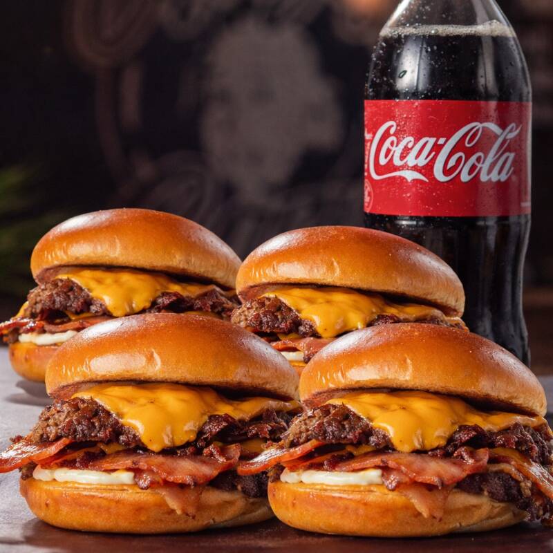 4 Lanche Desvairado Smash: pão brioche, 2 smash burgers de 90g, queijo cheddar, bacon fatiado e maionese caseira. Acompanhe com uma Coca-Cola de 2 litros.