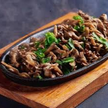 COGUMELO PEQUENO SERVIDO NA MANTEIGA