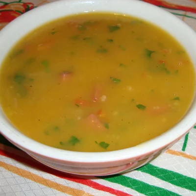 Delicioso Caldo De Mandiquinha Acompanhado De Torradas E Queijo Ralado