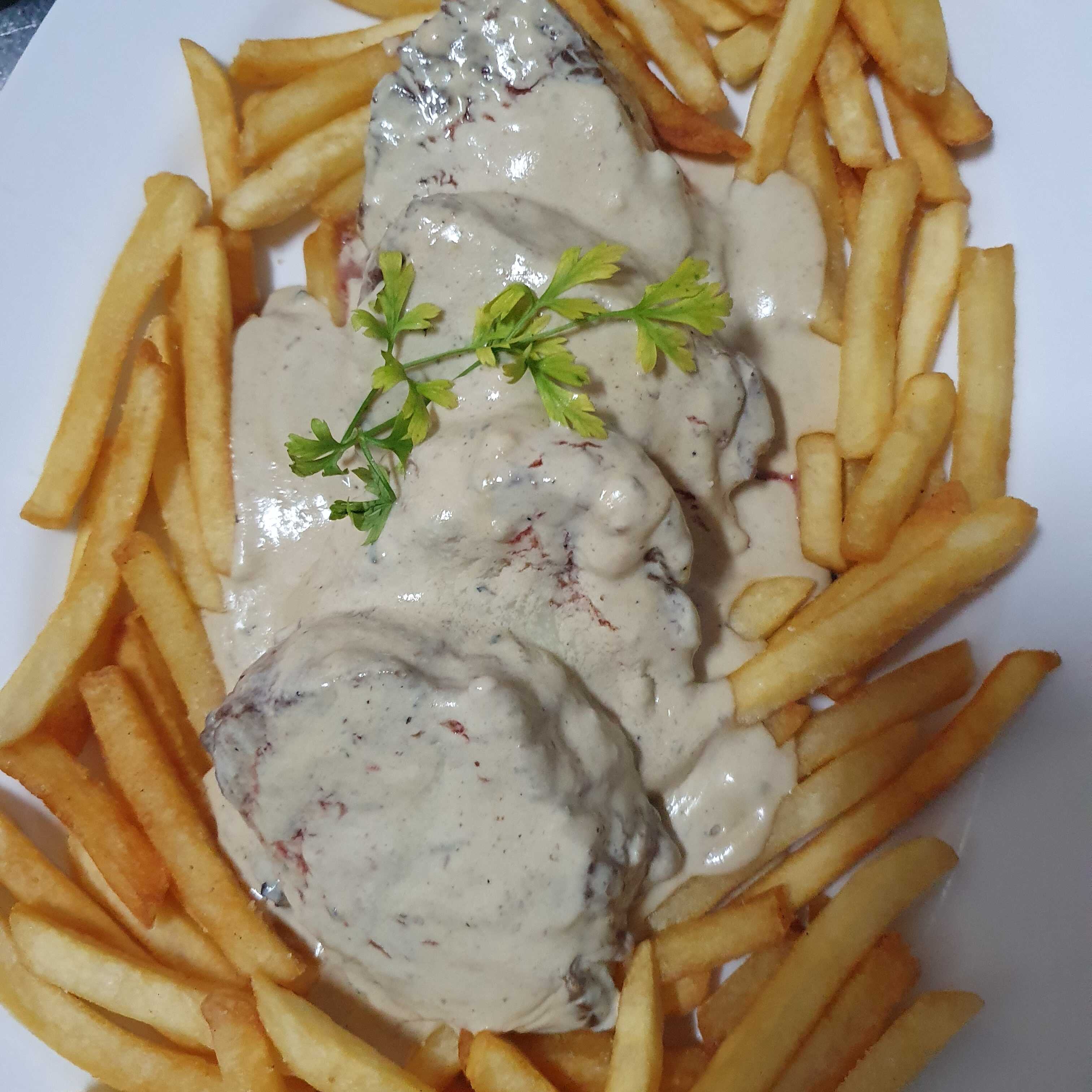 Filé com molho de creme de leite e gorgonzola, acompanha batata frita e arroz de brócolis. Serve 2 pessoas