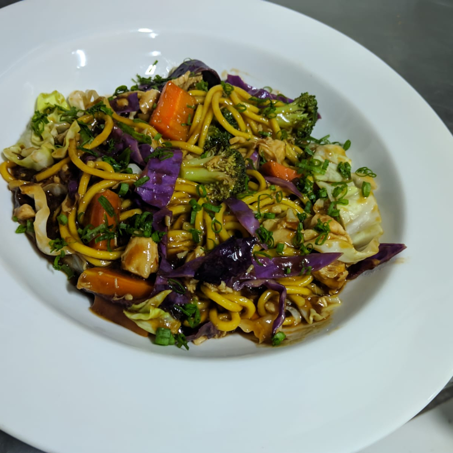 Camarões suculentos salteados com legumes frescos e macarrão oriental, tudo envolvido em um molho especial com toque levemente agridoce. Um prato elegante, saboroso e cheio de personalidade!