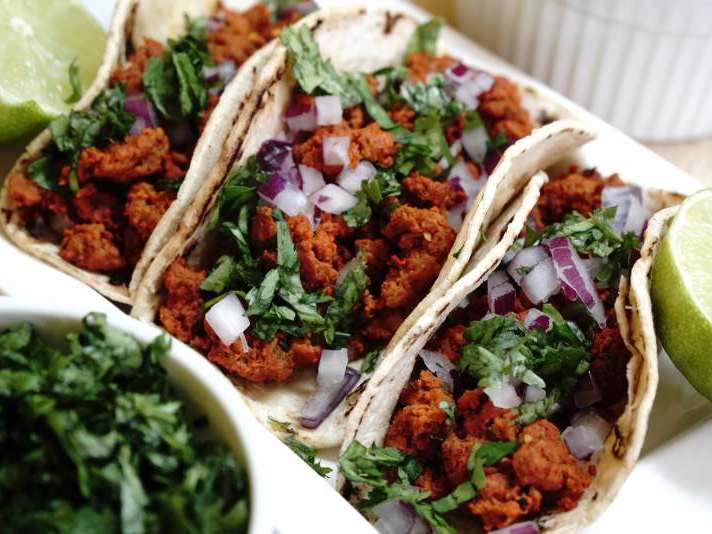 Taco de Chorizo con Queso