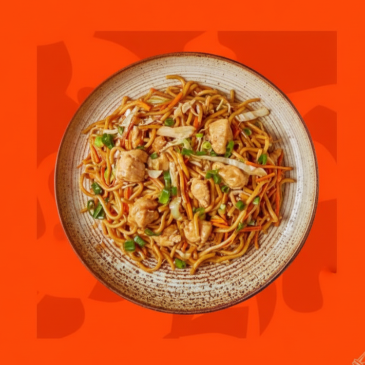 Macarrão sobá frito no wok com frango em cubos, cenoura e repolho refogados ao molho de gengibre e finalizado com cebolinha. Preparado no wok chinês de forma artesanal com ingredientes frescos.