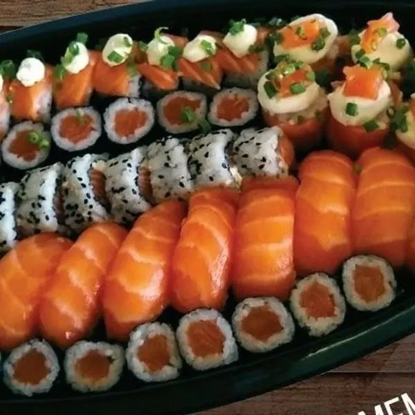 Barca de Combinados – 45 Peças Uma verdadeira obra de arte em forma de sushi! Nossa barca com 45 peças combina o melhor da culinária japonesa com o toque criativo e saboroso da alma brasileira. Uma seleção especial de sushis, sashimis, uramakis e hots preparados com peixes frescos, equilíbrio perfeito e apresentação impecável. Ideal para compartilhar momentos e saborear o melhor da arte do sushi. 05 Joy salmão 05 hot roll salmão + kani 05 hot philadelfia salmão grelhado 05 Sashimi salmão 05 niguiri salmão 05 hossomaki salmão cru 05 hossomaki salmão grelhado 05 uramaki salmão cru 05 uramaki salmão grelhado #sushi #sashimi#hot #camarao #kani #salmao #frutos do mar #polvo#combinados