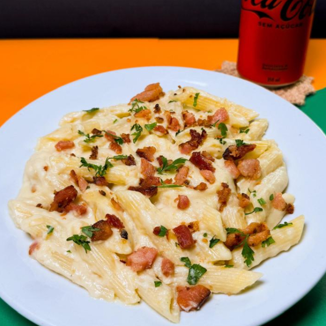 Descubra a irresistível combinação da nossa massa com um molho quatro cremoso (mussarela, provolone, parmesão e Catupiry) e bacon. Cada garfada é uma explosão de sabores que transforma sua refeição em um momento gourmet inesquecível. Delicie-se!