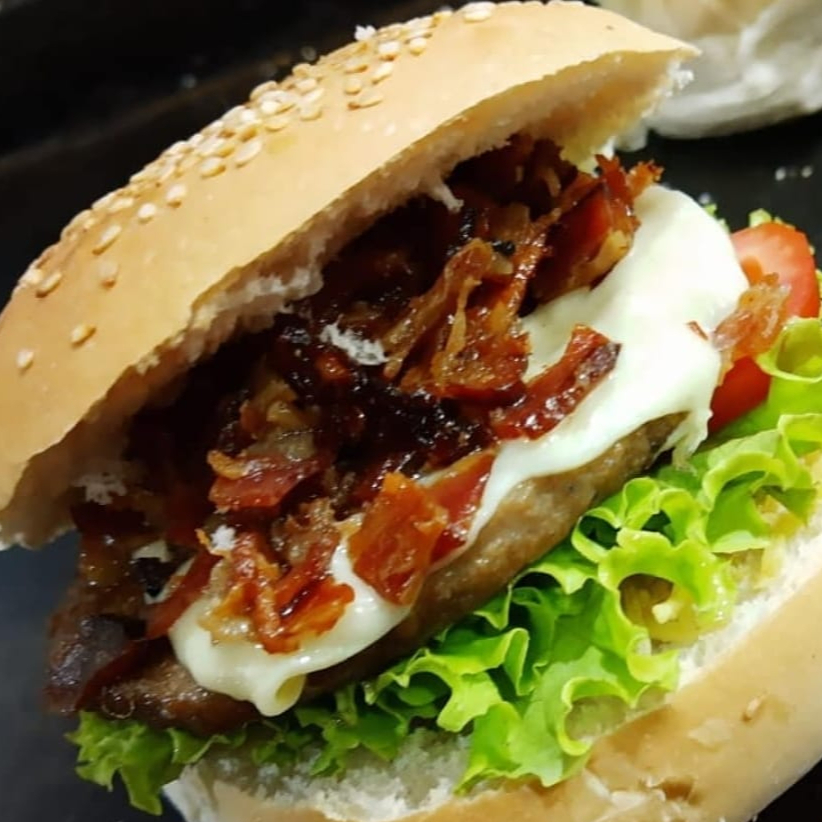 pão bola, hamburguer, queijo mussarela, bacon, salada , batata palha e creme especial