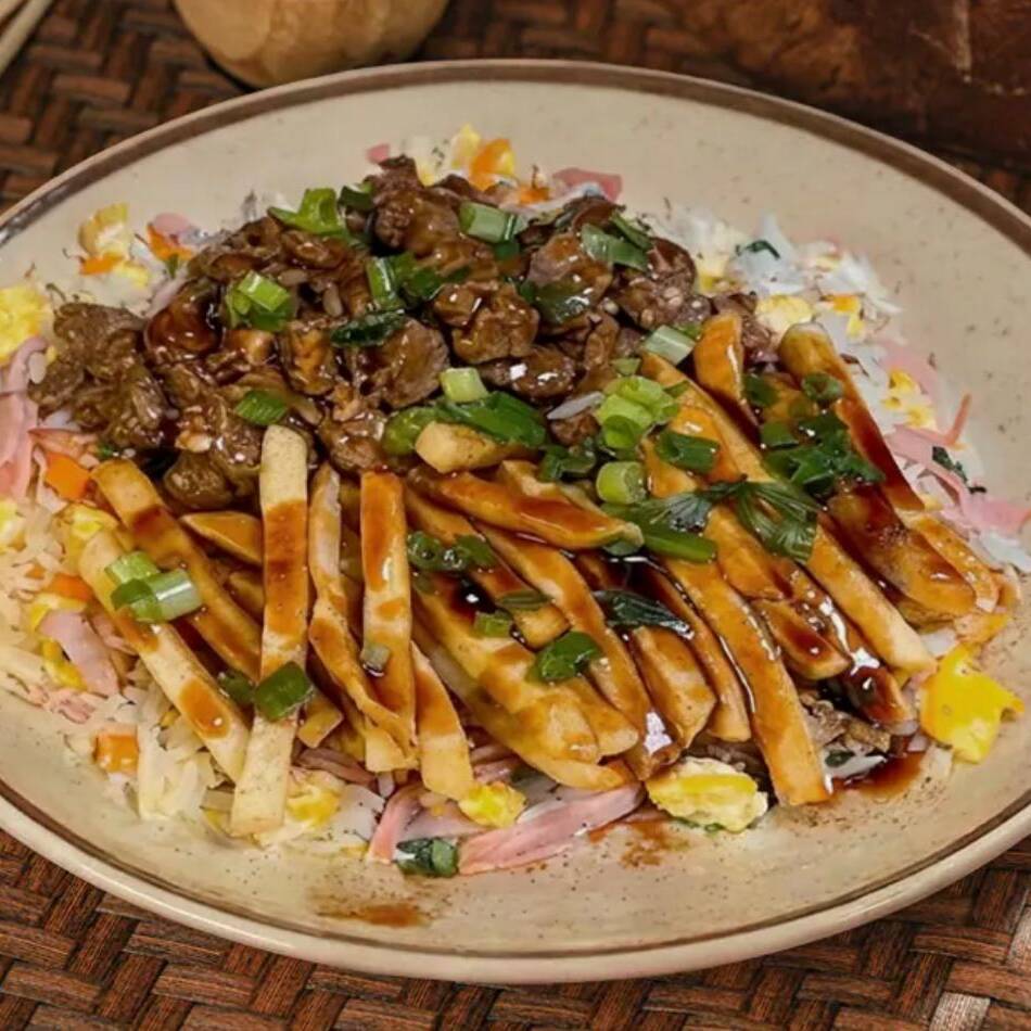 Yakimeshi, com carnes variadas, batata palito crocante, molho yakisoba e cebolinha.