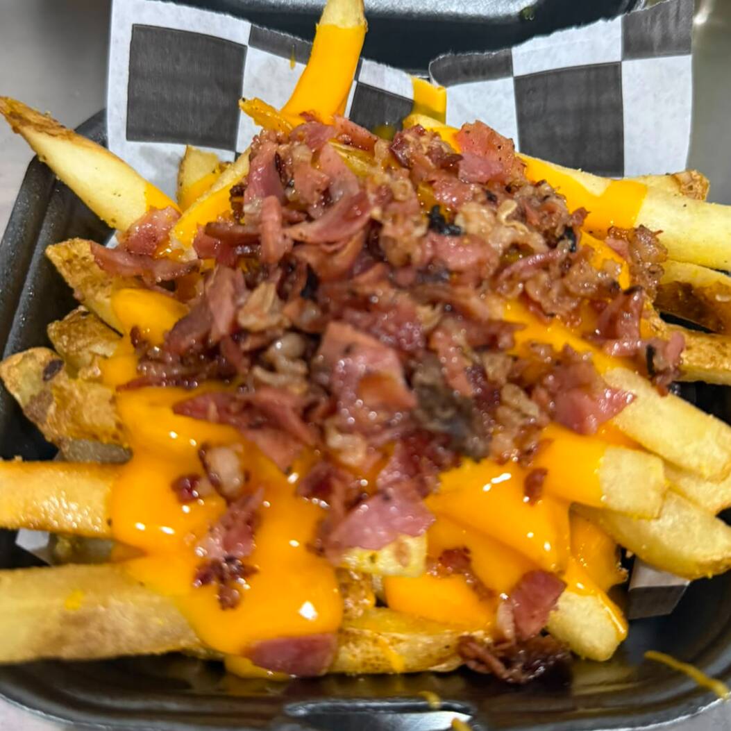 Papas a la Francesa con Queso y Tocino