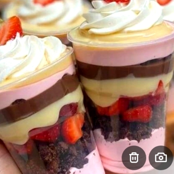 Copo Da Felicidade Sensacional. Se Você Ama a Combinação Irresistivel De Morangos Chocolate E Cremosidade com Camadas Generosas De creme Sabor Morango, Bolo Fofinho E Umido De Chocolate, Morangos Frescos, creme de ninho , Brigadeiro Cremoso De Chocotale, Finalizado Com Chantily Aveludado.