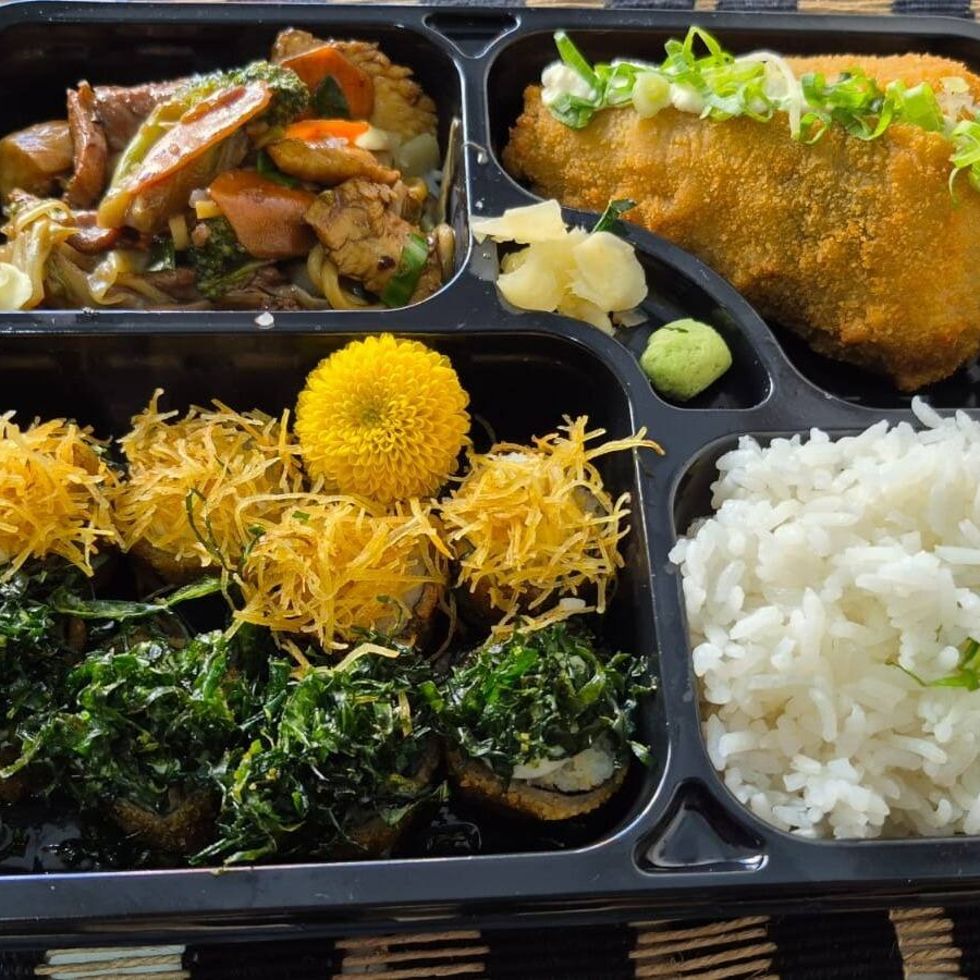 Yakissoba misto(carne,Frango,Macarrao e legumes)Gohan(arroz japones) 1 temaki empanado e 8 hot holls